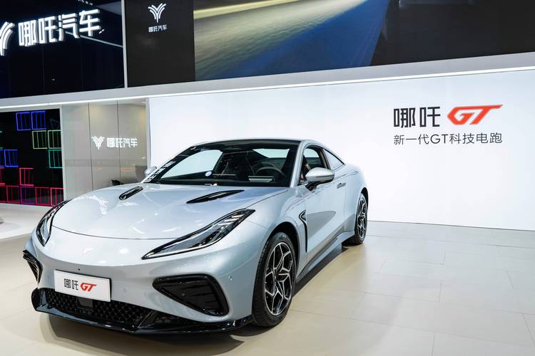 东莞15哪吒汽车在智能汽车领域的表现，领途汽车在新能源汽车市场中的影响力